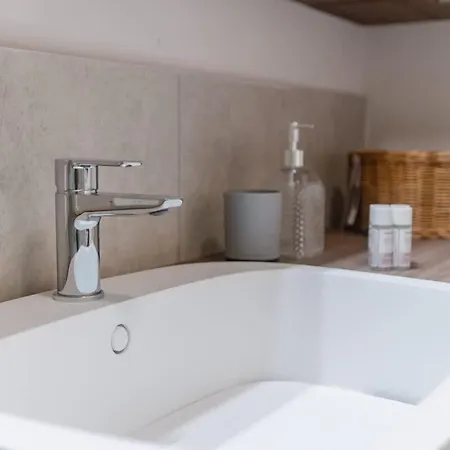Steps From Station Single With Shared Bath Lejlighed *