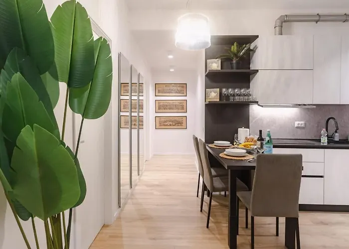 Steps From Station Single With Shared Bath *
