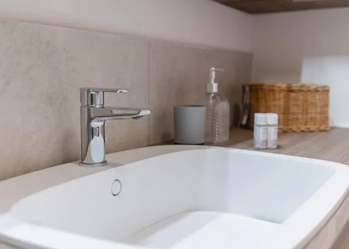 Steps From Station Single With Shared Bath Appartamento *