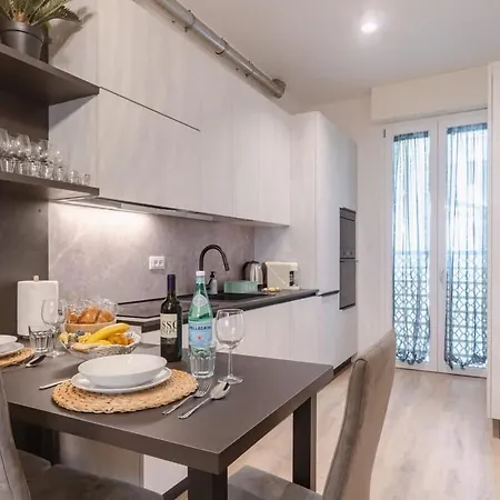 Steps From Station Single With Shared Bath Apartmán