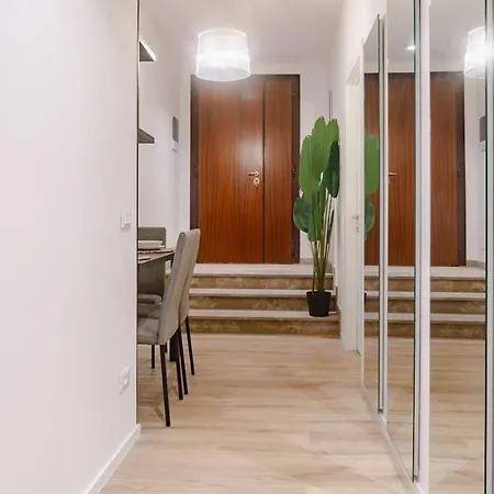 Steps From Station Single With Shared Bath Florencia