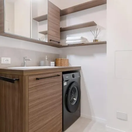 Apartamento Steps From Station Single With Shared Bath *