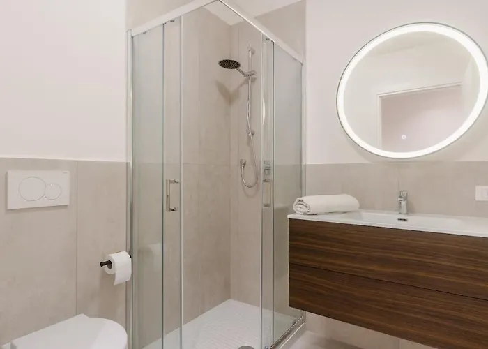 Steps From Station Single With Shared Bath * Florencie