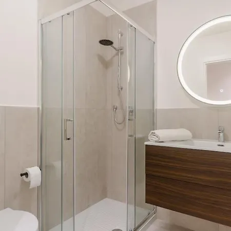 Steps From Station Single With Shared Bath * Florens
